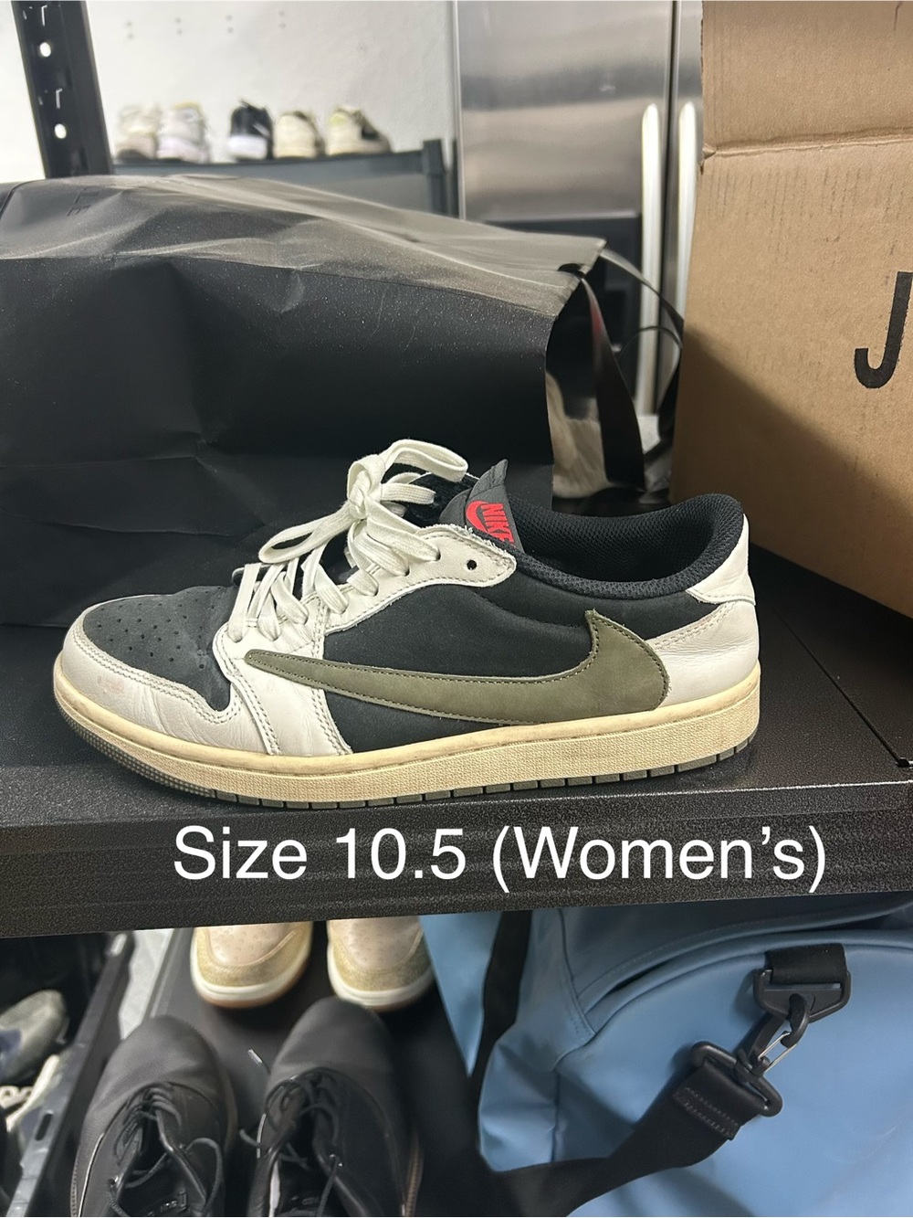 Nike Low-Top Sneaker in Black, Olive & White